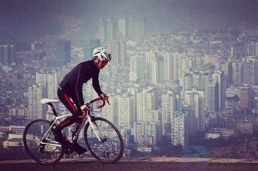 中国小伙骑行2000公里到达卡塔尔 见证梅西最后一次世界杯