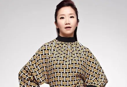 有句歌词“十个男人七个傻八个呆九个坏,只有一个人人爱不耍赖又很帅”是什么歌?