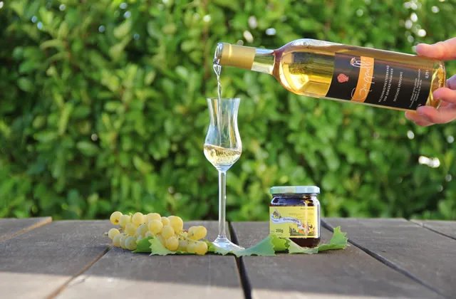 【香槟酒的原料】香槟酒的主要原料是什么 香槟酒的制作工艺与特点