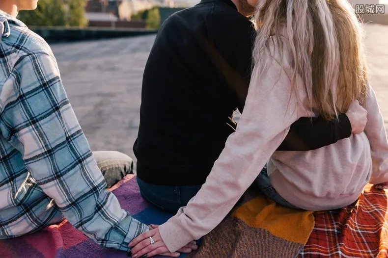 李荣浩否认出轨吉克隽逸而离婚 揭晓事件始末