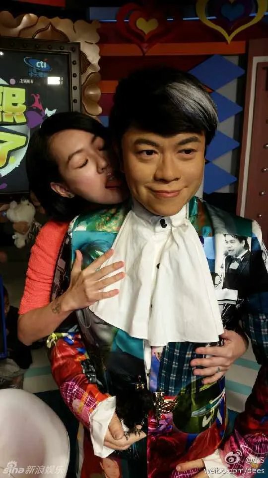 组图：小S骚扰蔡康永蜡像 舌吻抚摸停不下来