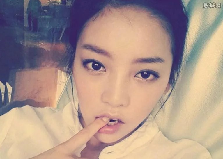 龙俊亨具荷拉公开恋情 伤心落泪疑被粉丝攻击