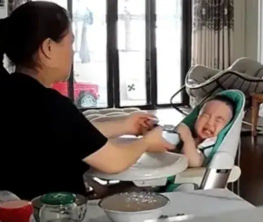 保姆掌掴1岁孩子并强行喂辣椒，该怎样才能请到一个好保姆呢？