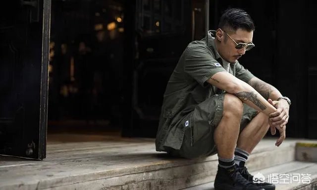 工装裤怎么搭配上衣？