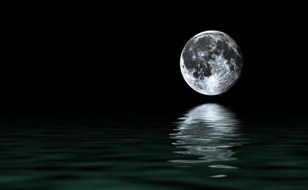 十五的月亮十六圆什么意思