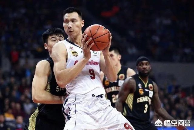 广东男篮休战期间,朱芳雨开家长会玩手机被拍,不仅不尴尬反自嘲是留级生,你怎么看?