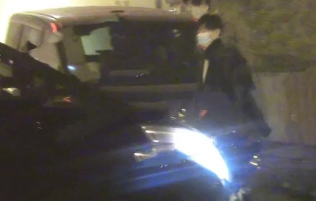 赵薇与绯闻男友一起回家过夜，她离婚了吗？