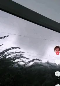 黑龙江乡镇遭龙卷风房盖满天飞