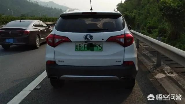 在高速公路上行驶，驾驶员或者乘客“三急”，且离服务区较远，可否占用应急车道方便？