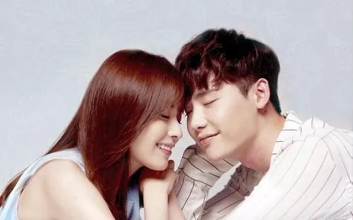 W两个世界插曲歌词是什么？是哪位歌手唱的？