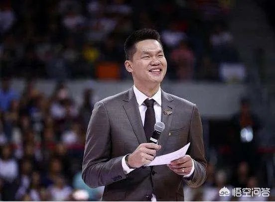 广东男篮休战期间,朱芳雨开家长会玩手机被拍,不仅不尴尬反自嘲是留级生,你怎么看?