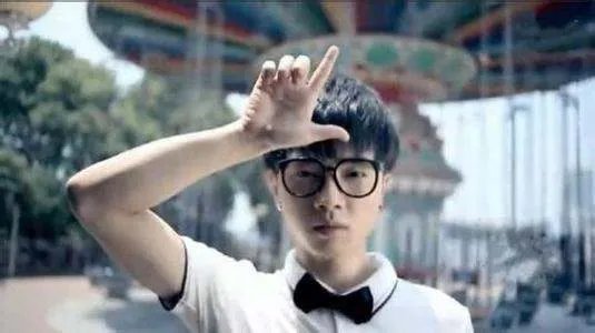 那个湖南卫视广告上，一个女的打游戏，然后就见到华晨宇～他在唱歌，那个歌名？