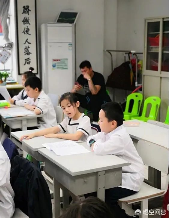 广东男篮休战期间,朱芳雨开家长会玩手机被拍,不仅不尴尬反自嘲是留级生,你怎么看?