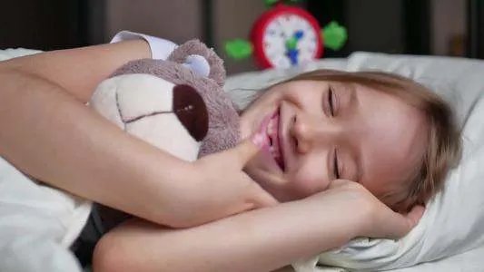 小女孩打瞌睡时靠在男孩肩膀，小男孩为什么不选择叫醒她？