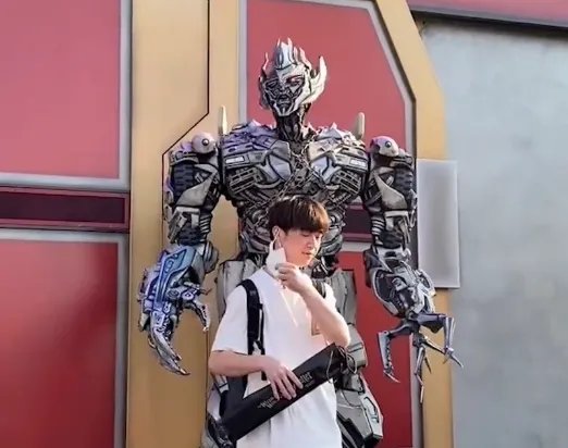 关于北京环球影城的游客对威震天竖中指一事，环球影城是如何回应的？