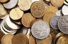 女子遭无故开除公司赔122斤硬币，如何从法律角度解读此事件？