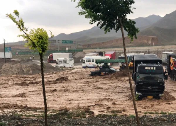 吴京拍戏遇山洪疑似被迫停工，剧组中是否有伤情？