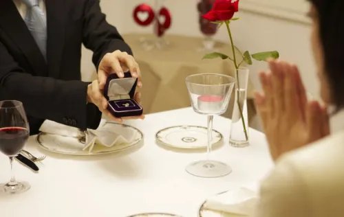 求婚和订婚哪个在前 订婚和求婚的定义和讲究