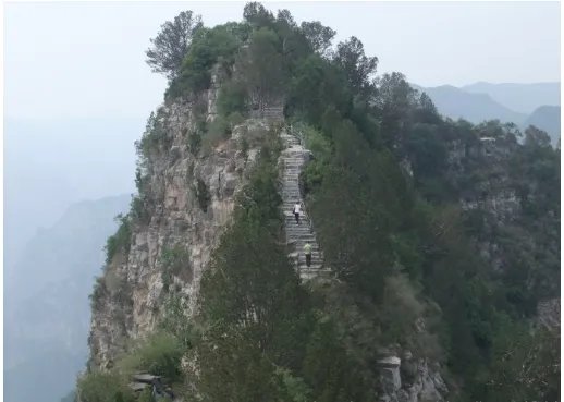 官员坠崖身亡暴露了景区的什么问题？