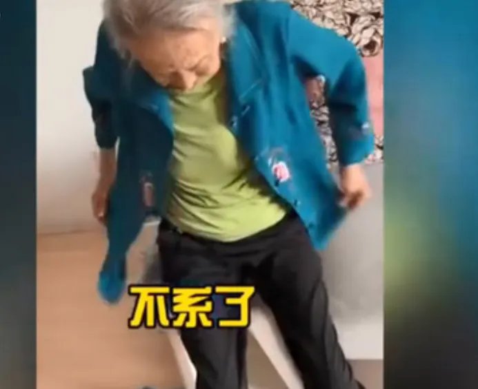 90岁姥姥做完美甲后悉心保护,姥姥是如何保护美甲的?