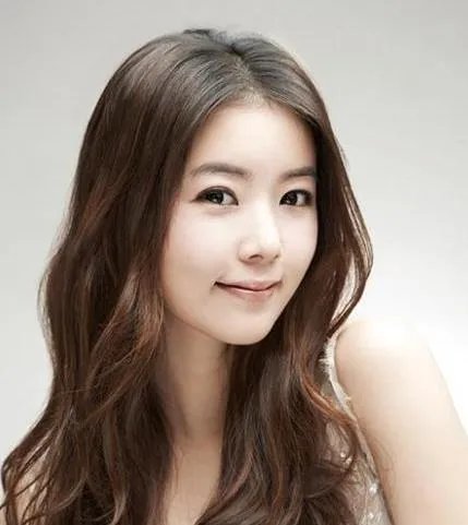 知性发型：知性潮女的长发气质发型