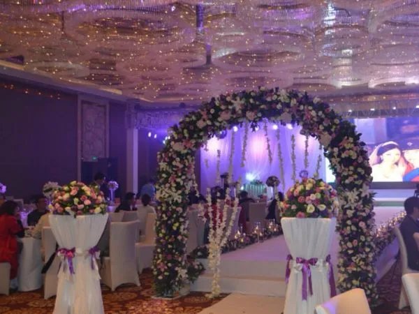 英国一伴娘以全息影像参加好友婚礼，婚礼的现场是什么样的？