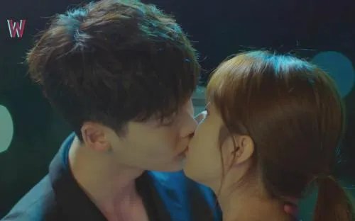 W两个世界插曲歌词是什么？是哪位歌手唱的？