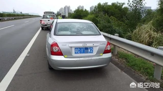 在高速公路上行驶，驾驶员或者乘客“三急”，且离服务区较远，可否占用应急车道方便？