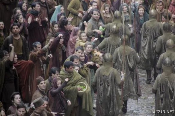 《权利的游戏》第七季新剧照 攸伦骑马带俘虏游街！