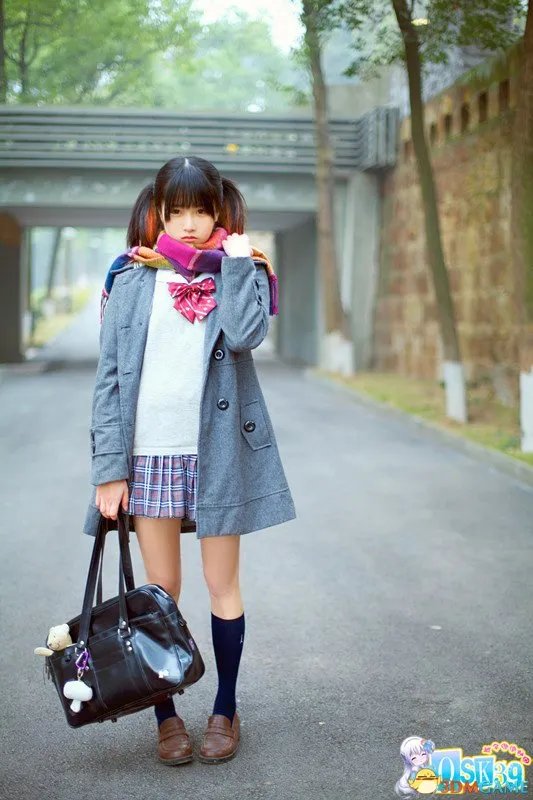 清纯MM美呆户外唯美写真 雪嫩大腿让人着迷