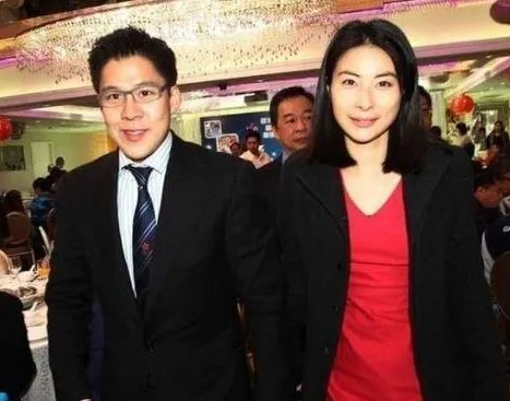 郭晶晶陪老公看舞台剧！郭晶晶跟结婚前的差别大吗？