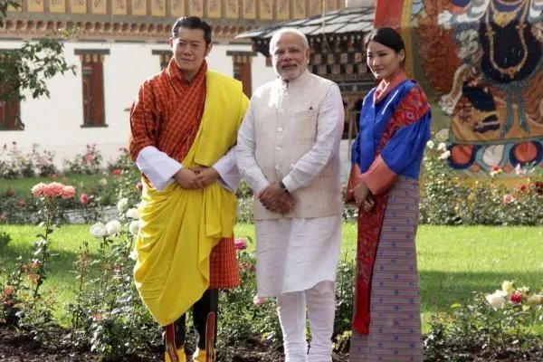 不丹国王旺楚克是个怎样的人，为何娶了四姐妹？