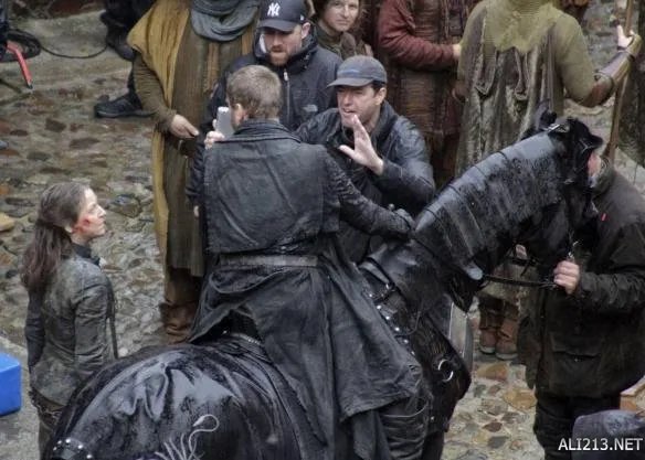 《权利的游戏》第七季新剧照 攸伦骑马带俘虏游街！