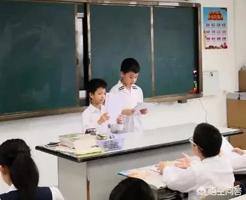 广东男篮休战期间,朱芳雨开家长会玩手机被拍,不仅不尴尬反自嘲是留级生,你怎么看?