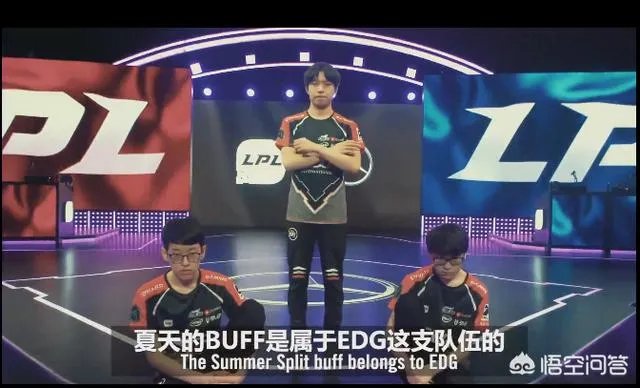 EDG对阵RW赛前宣传片中,厂长COS盲僧抬脚踢人的动作是在自嘲4396吗?