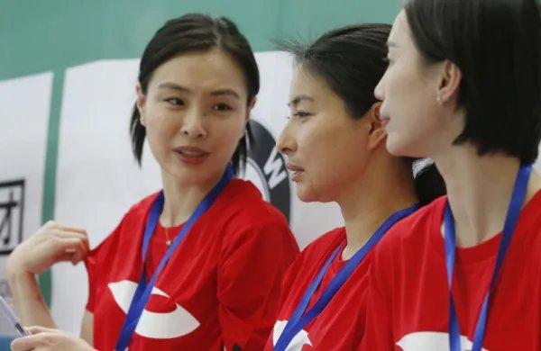 郭晶晶陪老公看舞台剧！郭晶晶跟结婚前的差别大吗？