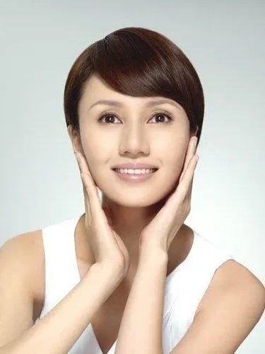 袁泉在闺蜜、女人和演员这三个角色当中，哪个做得最好？