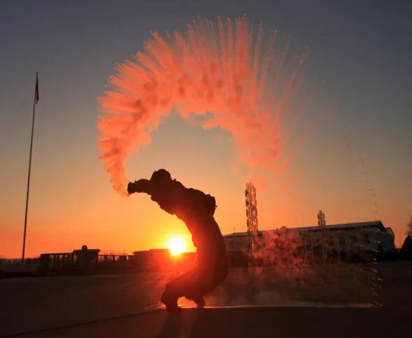 兵哥泼热水瞬成冰 夕阳照射下美轮美奂