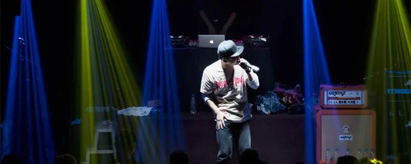 爱的人正在路上是什么歌 ​