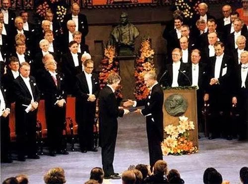 2010年诺贝尔文学奖的获奖者