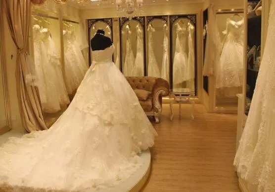 结婚穿什么颜色的衣服 参加婚礼适合穿什么颜色的衣服