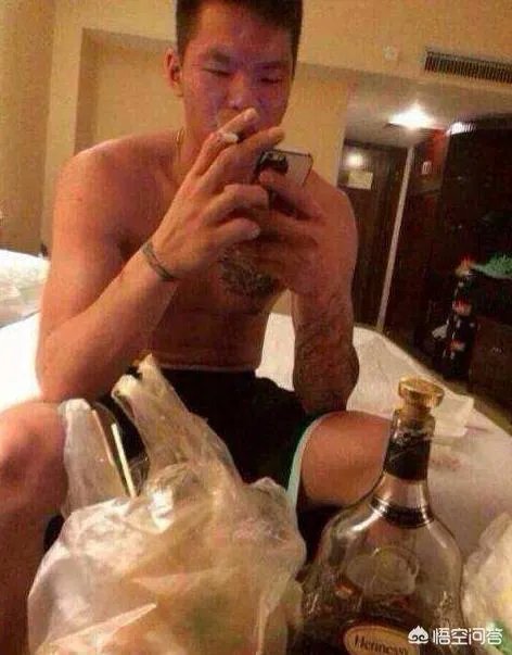 广东男篮休战期间,朱芳雨开家长会玩手机被拍,不仅不尴尬反自嘲是留级生,你怎么看?