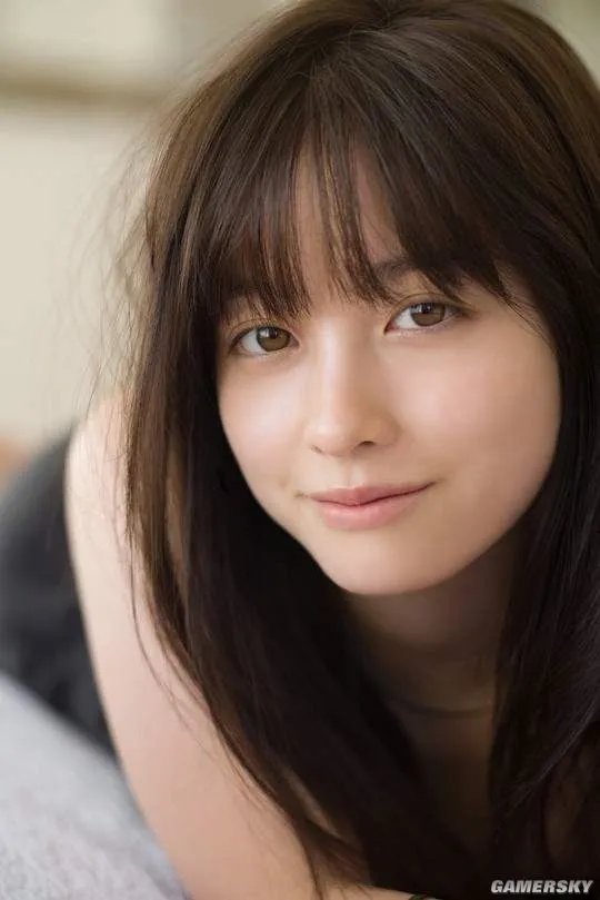 桥本环奈写真再出新美照 床上私房照小露性感