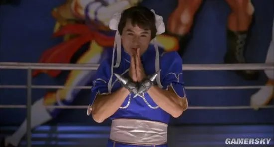 美国女装大佬COS春丽 称想与成龙一较长短