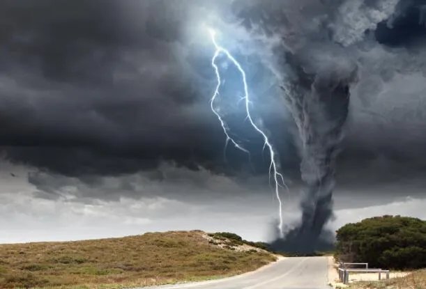 山东莘县现龙卷风多辆汽车被掀翻 大家出行谨防各大强对流天气