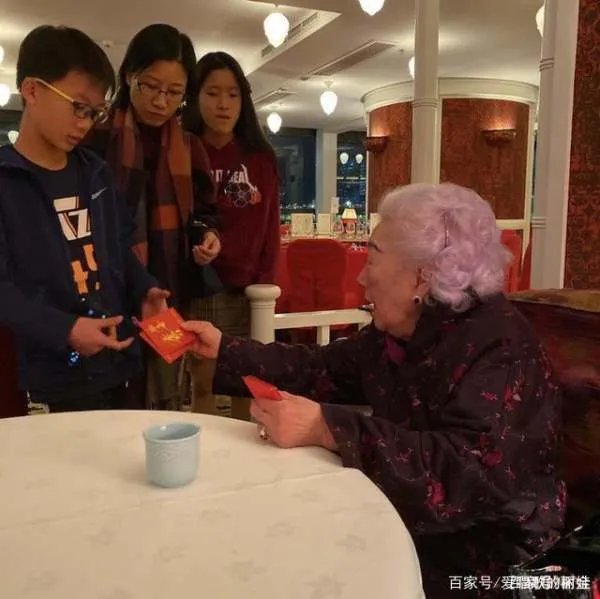 林建岳为93岁母亲庆生,后者曾一句话葬送王祖贤事业。是什么话呢?