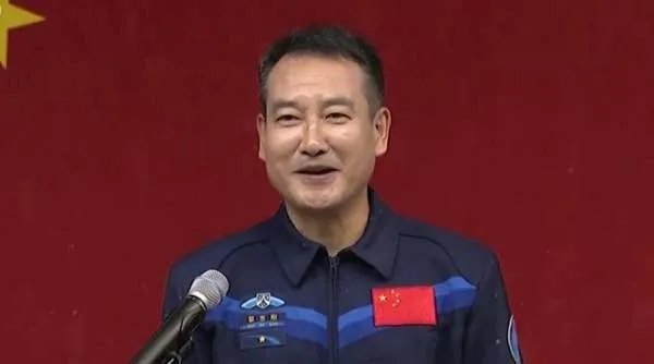 翟志刚谈上次出舱感受，他出舱后能适应地球上的生活吗？