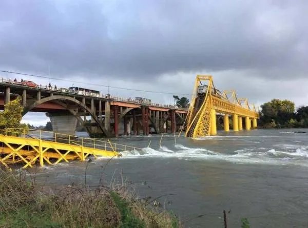 海南一高速大桥因突发塌陷封锁，给当地的交通造成了怎样的影响？