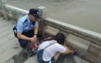 90后姑娘凌晨跳江救回轻生男!男子究竟为何会轻生?