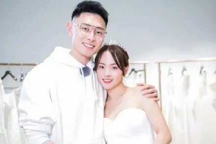 张嘉倪夫妇现身机场，买超为妻系鞋，为何叫他“亚洲醋王”？